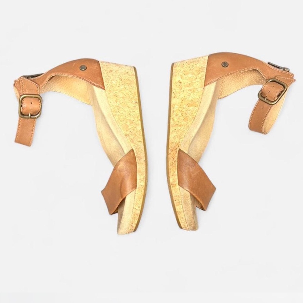 UGG Women's Brown Leather Sandals - Picture 5 of 8